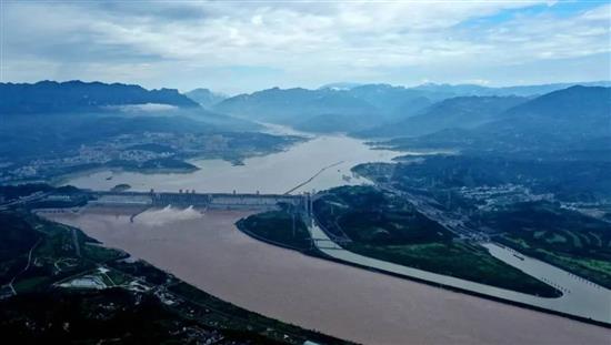 长江2020年第1号洪水通过三峡枢纽工程。摄影：汤伟